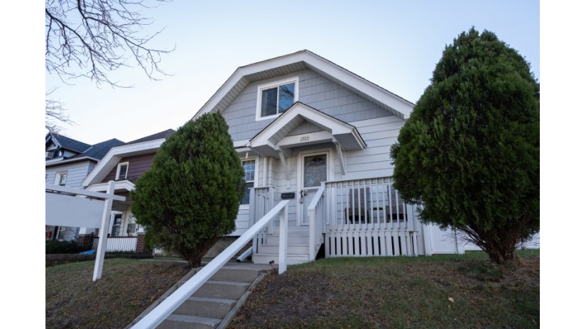 1809 E Rusk Ave Milwaukee, WI 53207-2555 by Shorewest Realtors $319,900