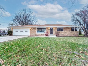 11010 W Glendale Ave, Wauwatosa, WI 53225-4427