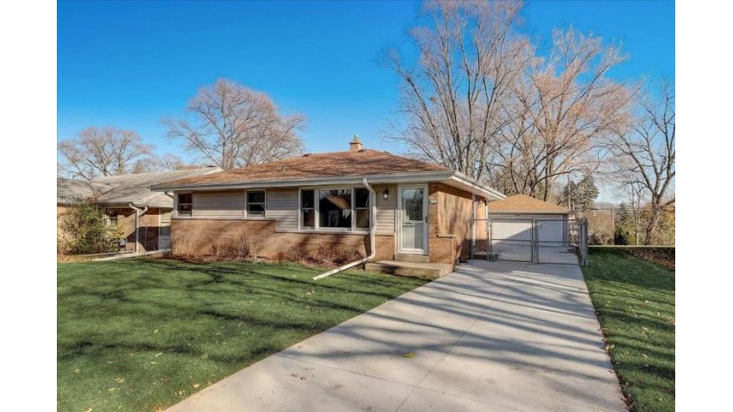 732 N 112th St Wauwatosa, WI 53226-3742 by Realty Executives - Integrity $237,732