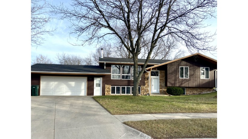 712 Moraine Ct Kewaskum, WI 53040 by Shorewest Realtors $299,900