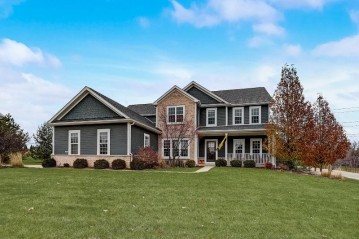 11402 N Oakview Ct, Mequon, WI 53092