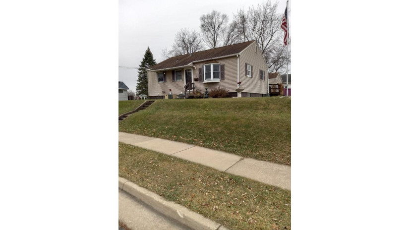 702 Madison St Onalaska, WI 54650 by Berkshire Hathaway HomeServices North Properties $160,000