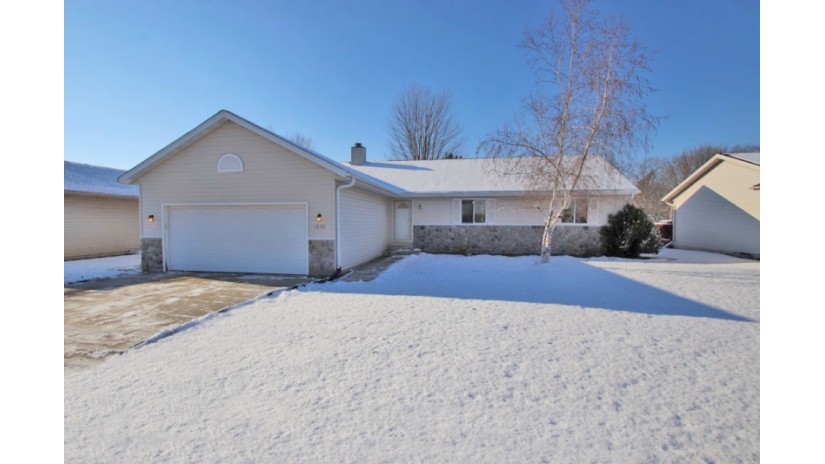 1530 Ravine Forest Dr West Bend, WI 53090 by Shorewest Realtors $229,900