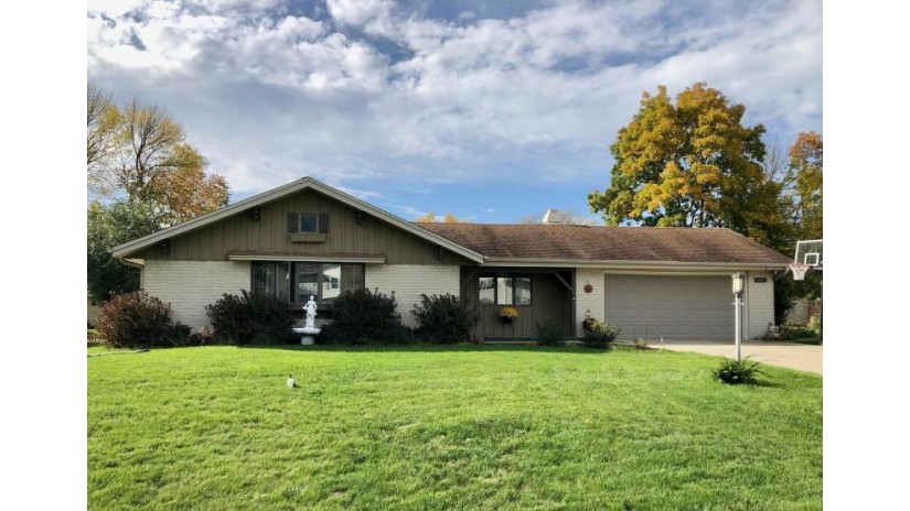 12925 W Crawford Dr New Berlin, WI 53151 by EXP Realty, LLC~MKE $385,000