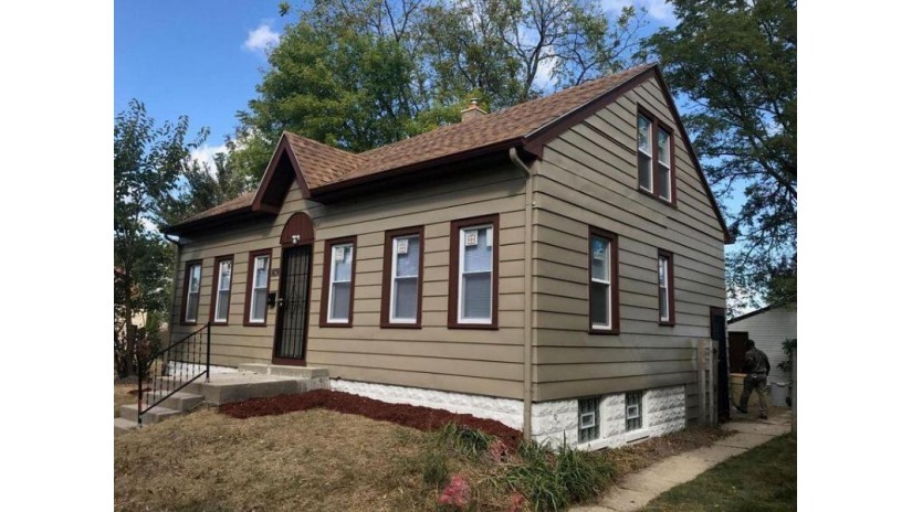 1636 W Congress St Milwaukee, WI 53209 by Berkshire Hathaway HomeServices Metro Realty $102,200