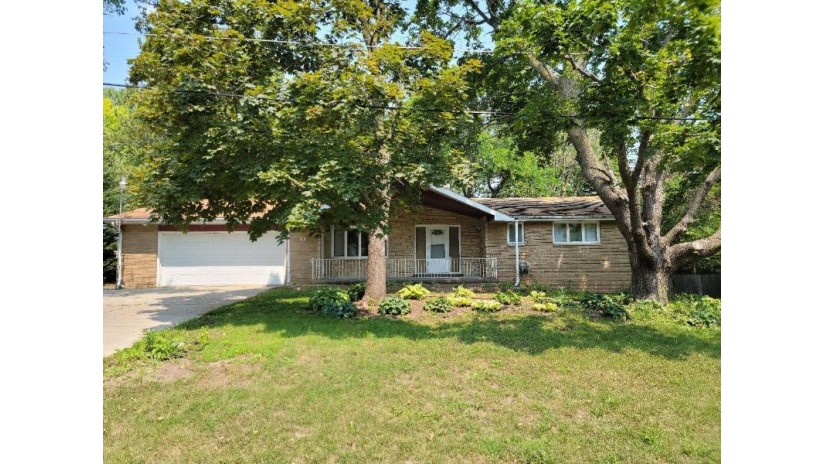 28 Pleasantview Court Grand Chute, WI 54914 by Creative Results Corporation $194,900