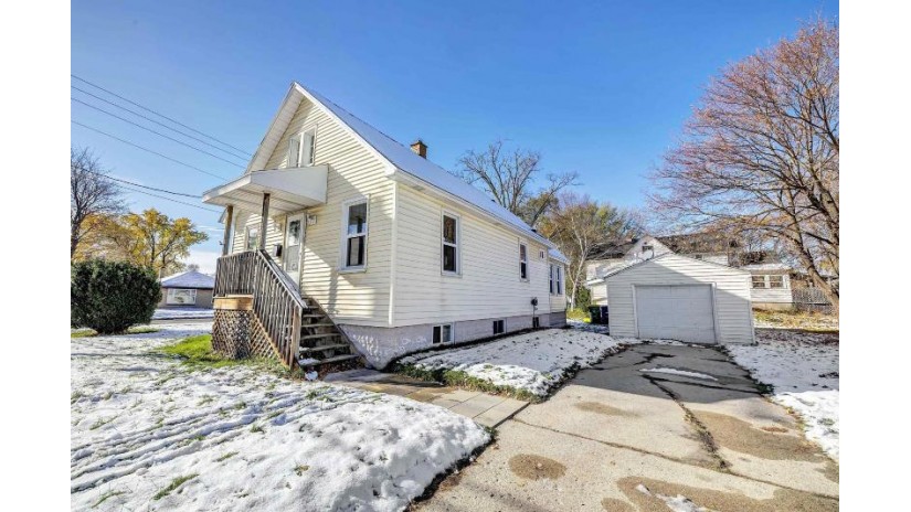 1401 N Irwin Avenue Green Bay, WI 54302-1613 by Coldwell Banker Real Estate Group $124,900