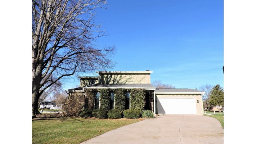 960 Bavarian Court Oshkosh, WI 54901 by Coldwell Banker Real Estate Group $349,900