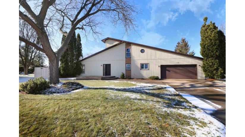 42 Sunray Court Appleton, WI 54915 by Coldwell Banker Real Estate Group $249,900