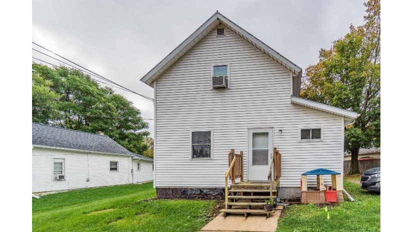 516 S Center St Baraboo, WI 53913 by Re/Max Grand $170,000