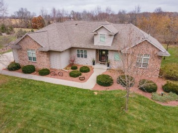 S4126 Whispering Pines Dr, Baraboo, WI 53913