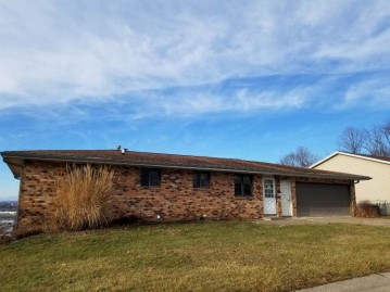 1175 Hiawatha Dr, East Dubuque, IL 61025