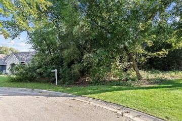 N30W22140 Woodfield Ct W, Pewaukee, WI 53186