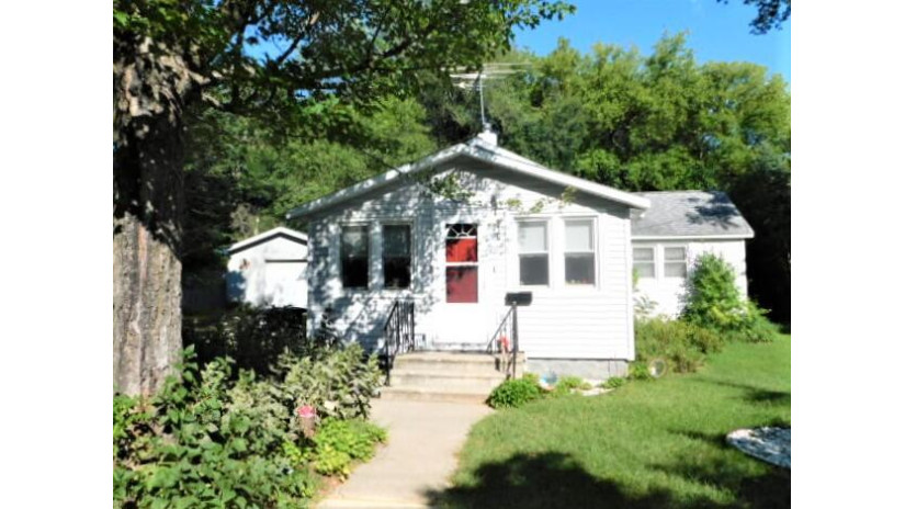 830 S Prospect St Shawano, WI 54166 by RE/MAX North Winds Realty, LLC $69,000