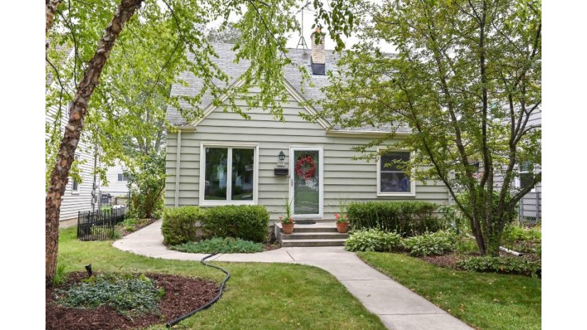 3257 N 88th St Milwaukee, WI 53222 by Firefly Real Estate, LLC $179,900