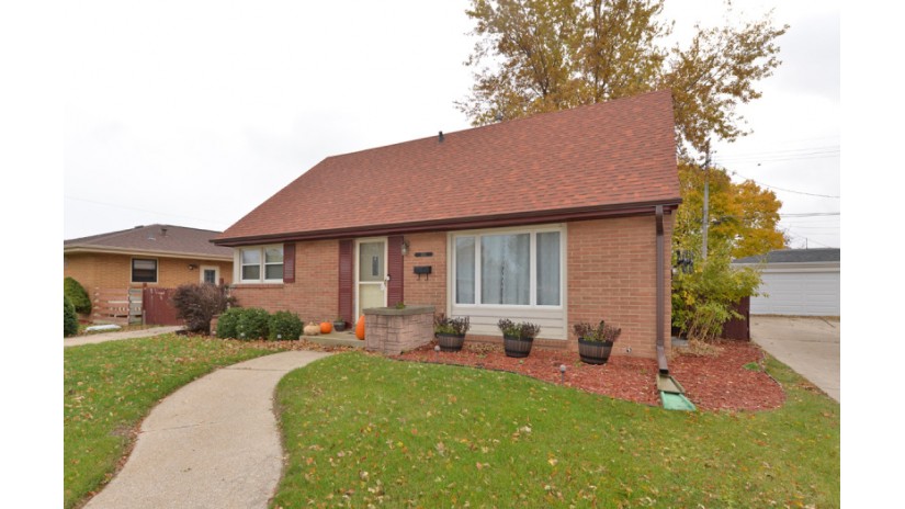 1011 Shorecrest Dr Racine, WI 53402 by Shorewest Realtors $184,900