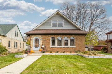 2536 N 89th St, Wauwatosa, WI 53226-1806