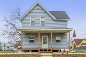 213 S Hubbard St, Horicon, WI 53032-1422