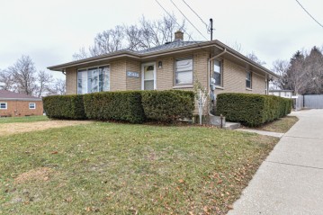 2504 W High St, Racine, WI 53404-2429