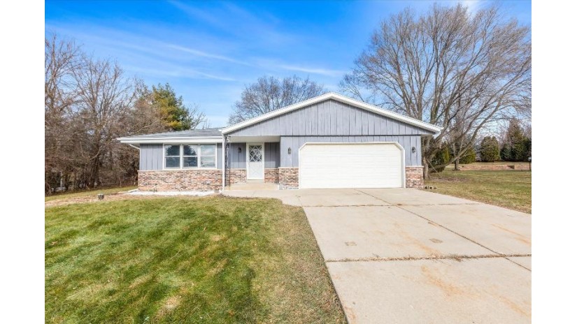 2904 Banning Way Waukesha, WI 53188 by Realty Executives Southeast $319,500