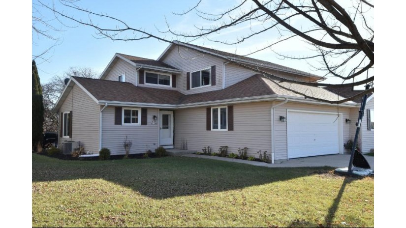 W196 N11396 Shadow Wood Dr Germantown, WI 53022 by Homeowners Concept $299,900