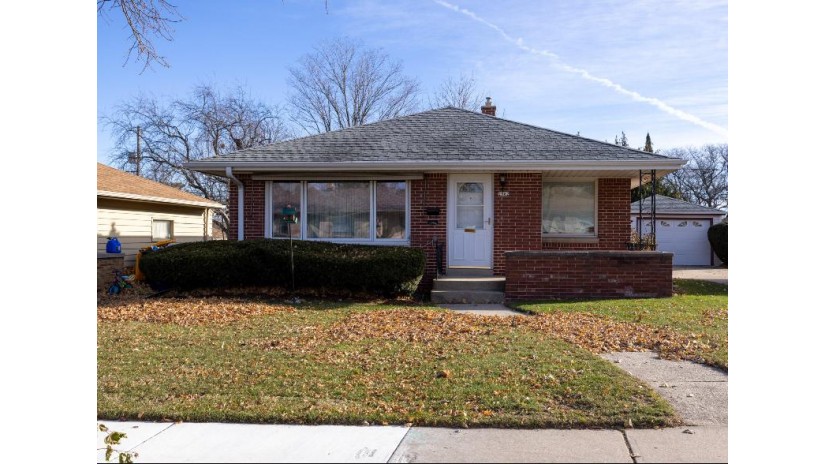 2562 S 90th St West Allis, WI 53227 by First Weber Inc - Waukesha $199,900