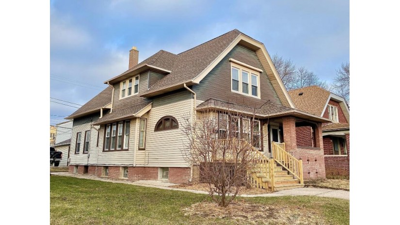 3009 S 12th St Milwaukee, WI 53215 by Resolute Real Estate LLC $224,000