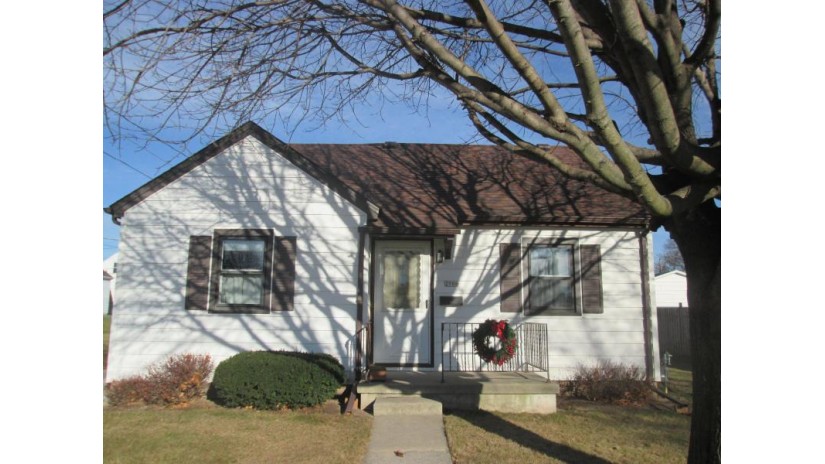 2906 Coolidge Pl Manitowoc, WI 54220-3619 by RE/MAX Port Cities Realtors $132,800
