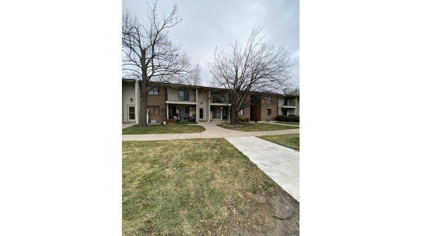 1650 S Carriage Ln A New Berlin, WI 53151 by The Schoenleber Group, LLC $113,500
