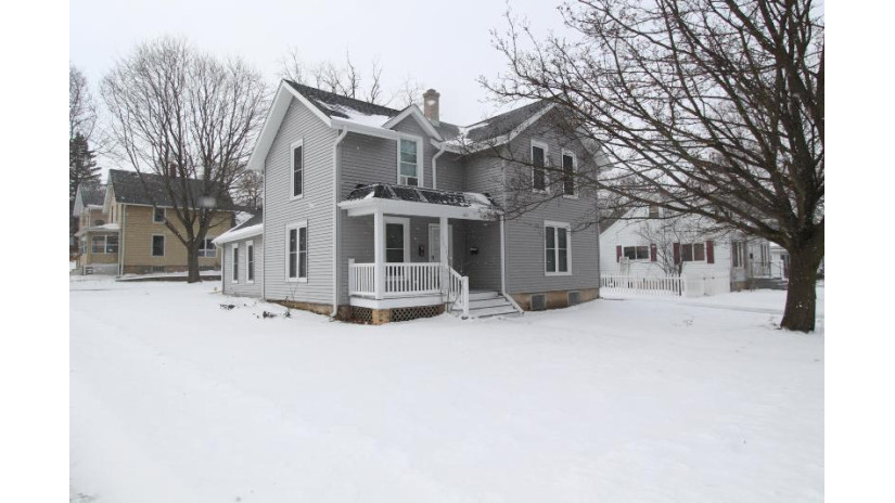 401 W Chestnut St Burlington, WI 53105 by Bear Realty Of Burlington $185,000