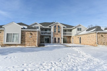 437 W Aspen Dr 2, Oak Creek, WI 53154-4482