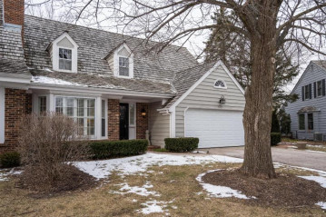 10311 N Westport Cir, Mequon, WI 53092