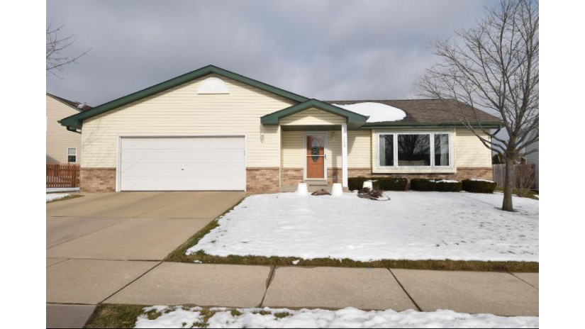 2520 E Emily Ave Oak Creek, WI 53154 by Coldwell Banker HomeSale Realty - Franklin $379,900