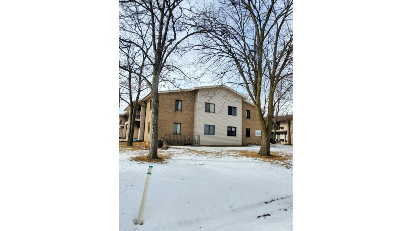 1481 S Carriage Ln New Berlin, WI 53151 by Shorewest Realtors $85,900