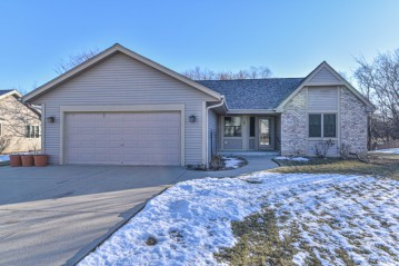 7572 S Kent St, Franklin, WI 53132-2172