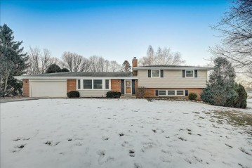 16150 Onondaga Cir, Brookfield, WI 53005-5518