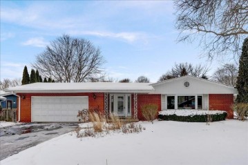 3331 N Knoll Ter, Wauwatosa, WI 53222-3368