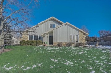 1606 Dover Dr, Waukesha, WI 53186