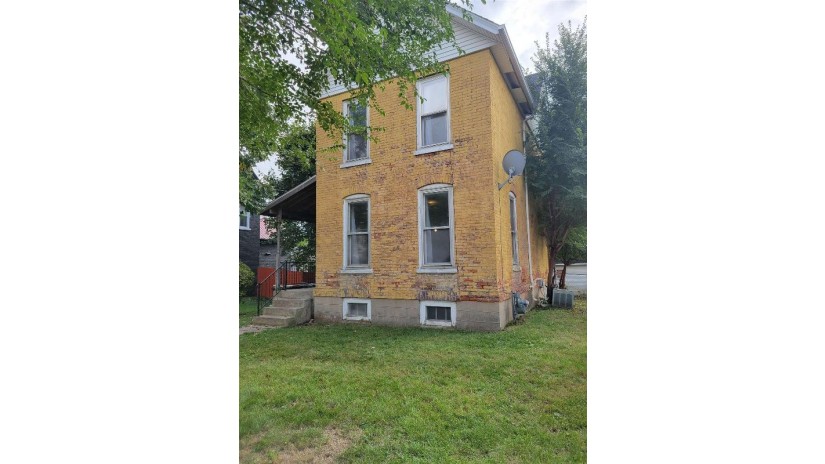 633 W RINGOLD Street Freeport, IL 61032 by Dickerson & Nieman $52,000