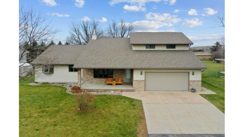 2244 W Hiawatha Drive Grand Chute, WI 54914 by Keller Williams Green Bay $298,900