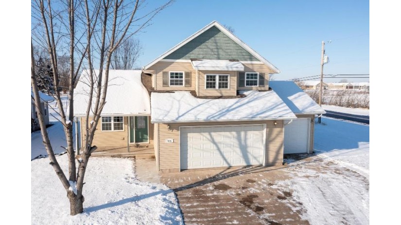 915 Linden Oaks Drive Oshkosh, WI 54904 by Berkshire Hathaway Hs Fox Cities Realty $295,000