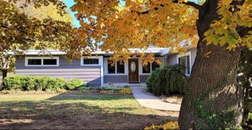 512 Clover Ln, Fort Atkinson, WI 53538