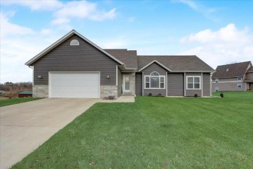 1315 Springbrook Dr, Baraboo, WI 53913