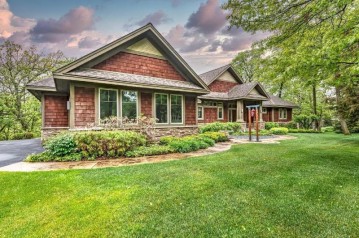 400 Eagle Bluff Dr, Hudson, WI 54016