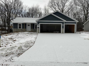 515 Woodland Circle, Waupaca, WI 54981