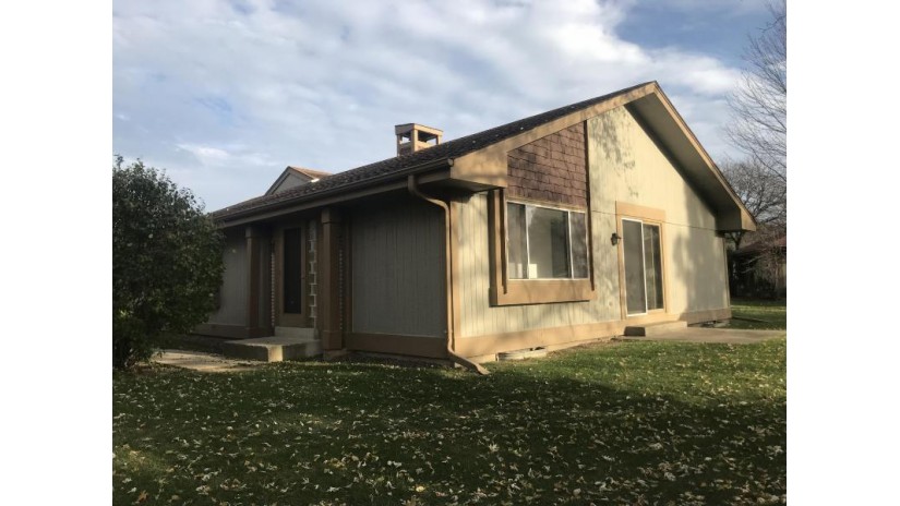 5041 S Stonehedge Dr Greenfield, WI 53220 by  - (414) 935-4500 $1,850