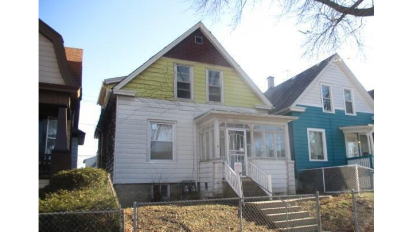 3622 N 26th St Milwaukee, WI 53206 by Midwest Executive Realty $13,000