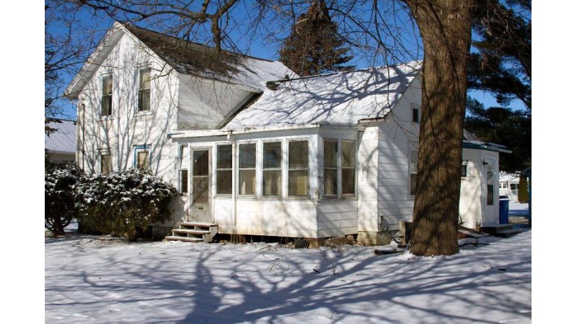 820 W Main St Watertown, WI 53094 by Homestead Realty, Inc $129,000