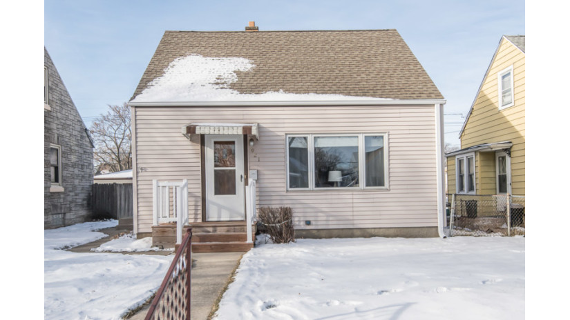 921 S 113th St West Allis, WI 53214 by Shorewest Realtors $174,900