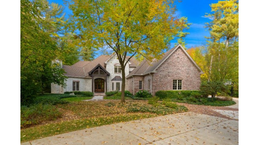 100 W Juniper Ln Mequon, WI 53092 by First Weber Inc- Mequon $1,495,000